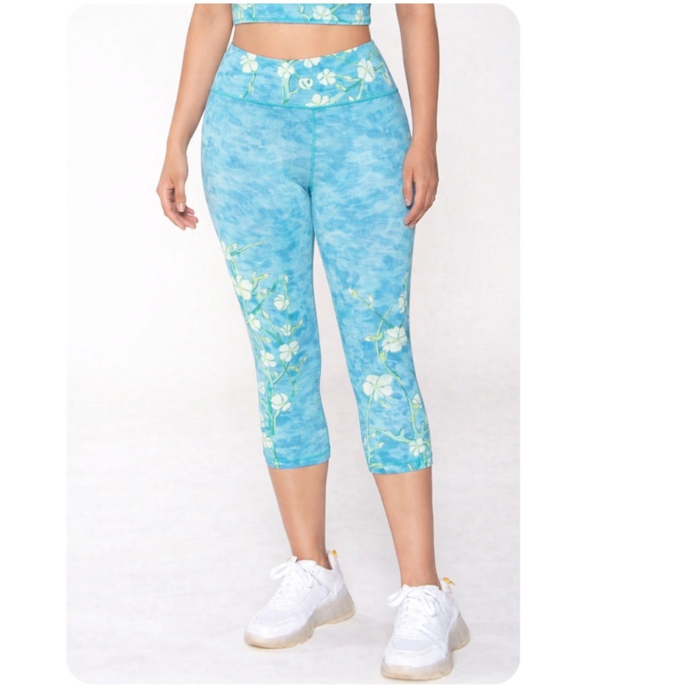 MIAMI FITWEAR Almond Blossoms by Van Gogh Capri Leggings Size Small